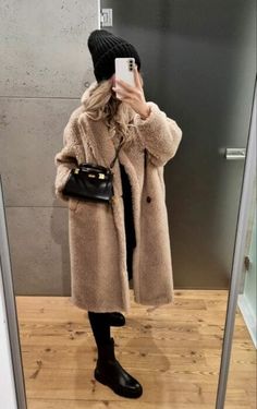 Faux Fur Coats Outfit, Cute Thanksgiving Outfits, Winter Fashion Outfits Casual, Coat Outfit, Cold Outfits, Foto Poses, Looks Street Style, Thanksgiving Outfit, Casual Winter Outfits