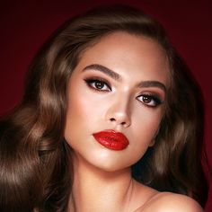 7-piece kit & complimentary makeup bag for a gorgeously glamorous makeup look! Bombshell Makeup, Bright Red Lipstick, Eyeshadow Pencil, Makeup Icons, Chic Makeup, Glamorous Makeup, Affordable Makeup, Eyeliner Pen, Mascara Lashes