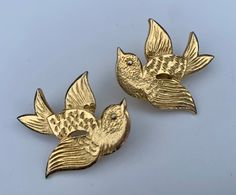 Fun vintage Birdie earrings in gold to e metal. Earrings are in good vintage condition and closure work properly. Earrings measure approximately 1 inch long  by 1.25 inches wide.  Great addition to anyone's collection.  Shipping including. Reading Pa, Earrings In Gold, Metal Earrings, Birdy, Clip On, Etsy Vintage, Clip On Earrings, 1 Inch, Gold Earrings