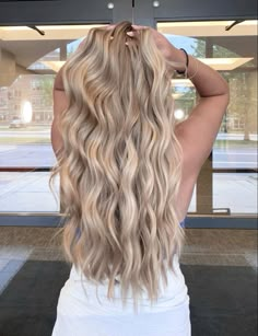 Platinum Blonde Hair Yellow Tone, Blonde Hair Inspiration Summer, Curls Medium Hair, Soft Curls For Long Hair, California Blonde Hair Sun Kissed, Dark Hair Blonde Highlights, Long Hair Curling, Curling Methods, Teddy Bear Blonde