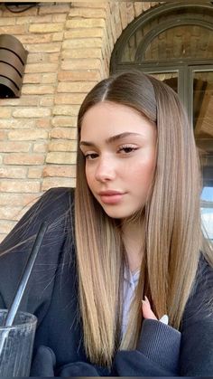 Pelo Rubio Natural, Blonde With Brown Eyes, Rubio Natural, Color Castaño, Blonde Hair Inspiration, Foto Poses, Long Blonde, Long Blonde Hair