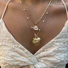 Every Jewels Necklaces Stack, Gold Jewelry Street Style, Gold Girly Jewelry, Cute Necklace Stacks, Pearl Jewelry Aesthetic, Pretty Stacks, Dreamy Jewelry, Coastal Girl, Necklace Stacking