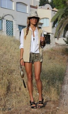 Kapcsolódó kép African Tourist Outfit, Chic Tomboy, Things To Wear, Safari Chic