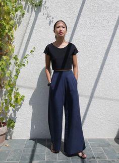 Chic Blue Wide Leg Culottes, Versatile Blue Wide Leg Pants, Fitted Wide Leg Pants With Elastic Waistband, Fitted Wide Leg Cotton Culottes, Fitted Cotton Wide-leg Culottes, Fitted Cotton Wide Leg Culottes, Navy Linen Pants Outfit, Blue Wide Leg Pants Outfit, Navy Trousers Outfit