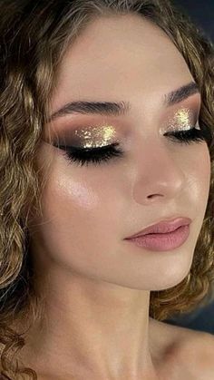 Gold Makeup Looks For Prom, Prom Makeup Gold, New Year Eve Makeup, Gold Goddess Makeup, Gold Glam Makeup, New Years Eve Makeup Looks, Gala Makeup, Gold Glitter Eyeshadow, Gold Glitter Makeup