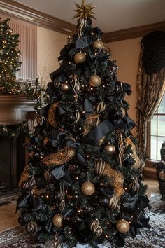 Black And Nude Christmas Tree, Black Christmas Tree Ideas, Christmas Diy's, Black Christmas Tree, Glam Christmas Decor, Gold Christmas Tree Decorations, Pretty Christmas Decorations