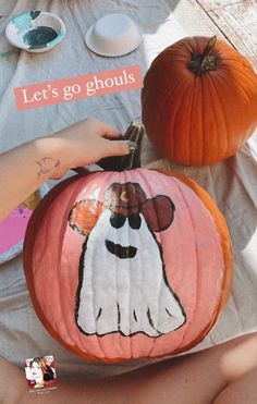 Pumpkin painted with cowboy ghost Cute Spooky Pumpkin Painting Ideas, Cowgirl Pumpkin Painting, Cool Painted Pumpkins Ideas, Cute Pumkins Ideas Painting Cow, Pumpkin Painting Ideas 2023, Cool Things To Paint On A Pumpkin, Ghost Pumpkin Painting Ideas, Painted Ghost Pumpkin