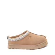 UGG® Tazz Platform Slipper - Little Kid / Big Kid - Sand | Journeys Kidz Trendy Shoes 2024, Sand Uggs, Preppy Uggs, Uggs For Kids, Ugg Tasman Platform, Cute Shoes For School, Shoes For Back To School, Cute Trendy Shoes, Ugg Tazz Platform