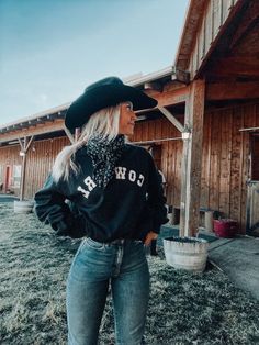 Ariat Hats Woman Outfit, Women Country Fashion, Hairstyles With Felt Hat, Western Outfits Winter Fall Fashion, Western Casual Outfits Winter, Casual English Riding Outfits, Summer Outfits For Texas Heat, Punchy Country Outfits, Cute Cowgirl Outfits Winter