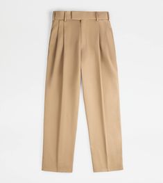 Pants with classic and essential lines, crafted in virgin wool. Characterized by a front dart and a regular fit, they come with slanted front and double welt back pockets with button. A garment with timeless elegance fastened with buttons. Carrot Pants, Classic Trousers, Classic Pants, Gift Boutique, Runway Collection, Timeless Elegance, Online Shop, Trousers, Models