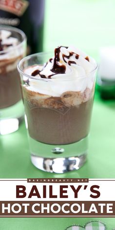 If you're looking for sweet and easy Christmas cocktails, then this Bailey's hot chocolate is for you! It's rich with melted chocolate and creamy from the milk. With just six ingredients along with Bailey's Irish cream, you get an amazing holiday drink recipe. Salted Caramel Baileys, Peppermint Drink, Starbucks Cinnamon Dolce Latte, Cinnamon Dolce Latte Recipe, Baileys Hot Chocolate, Cranberry Margaritas, Boozy Hot Chocolate, Cinnamon Dolce Latte, Blueberry Mojito