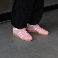 Adidas Bermuda Pink, Pink Samba Adidas, Pink Sambas Adidas, Adidas Pink Shoes, Pink Aesthetic Pictures, Bermuda Adidas