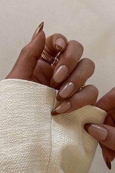 Timeless Quiet Luxury: 60+ Old Money Nails Ongles Beiges, Manicured Nails, Brown Acrylic Nails, Unghie Sfumate, Money Fashion, Almond Nails Designs, Almond Acrylic Nails