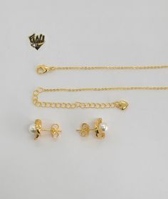 Descripción:

 -Conjunto de Pendientes, Collar y Colgante de Perlas .

 -Material: Recubrimiento de Oro de 18k (BGO).

 -Ancho de cadena: 1 mm.

 - Medida Pendientes: 12mm.

 -Medida del colgante: 15,5mm.

 -Disponible en tamaño: 16" más extensión Brazilian Gold, Earrings Chain, Gold Overlay, Pearl Set, Pendant Set, Chain Pendants, Laminate, Arrow Necklace, Gold Filled