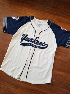 Excellent vintage condition. Size L. Nas Era. Baseball Jersey Outfit Women, Baseball Shirt Outfit, Yankees Outfit, Baseball Jersey Outfit, Los 90s, New York Yankees Shirt, 90s New York, Jersey Baseball, Retro Baseball