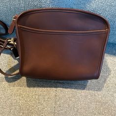 Bag Width: 9.5 In, Pattern: Solid, Character: No, Bag Height: 8 In, Closure: Zip, Occasion: Casual, Size: Medium, Handle Style: Crossbody Strap, Color: Brown, Lining Material: No, Material: Leather, Bag Depth: 3 In, Vintage: Yes, Brand: Coach, Department: Women, Hardware Material: Brass, Model: Metropolis, Style: Shoulder Bag, Theme: Classic, Features: Adjustable Strap, Detachable Key Ring, Inner Pocket, Outer Pocket, Country/Region Of Manufacture: United States, Product Line: Coach Metropolis Designer Rectangular Shoulder Bag With Coin Pocket, Designer Rectangular Bag With Coin Pocket, Formal Bags With Coin Pocket, Elegant Brown Bag With Coin Pocket, Coach Leather Bags With Coin Pocket, Coach Bags With Coin Pocket For Everyday Use, Classic Coach Pouch Bag, Travel Bag With Coin Pocket, Formal Coach Pouch Shoulder Bag