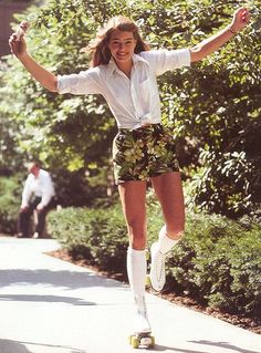 Bucket List: roller skating ✔️ Andre Agassi, Mode Hippie, 70s Inspired Fashion, 70s Outfits, Brooke Shields, Charlotte Casiraghi, Retro Mode