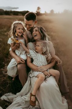 Fall Family Posing Ideas, Family Photos With Flower Bouquet, Fall Family Photos Sitting On Blanket, Family Of 4 Photo Poses Outdoor, Family Of 5 Outdoor Poses, Fall Photos Family Of Four, Fall Family Session Photography, Fall Family Photography Ideas, Family Pictures Sitting On Blanket