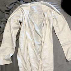 Never Worn Chic Long Sleeve Fitted Sleepwear, Spring Wedding Night Sleepwear With Open Front, Elegant Stretch Sleepwear For Spring, Fitted Feminine Long Sleeve Sleepwear, Fitted Spring Robe For Loungewear, Chic Stretch Sleepwear For Spring, Fitted Robe For Spring Loungewear, Fitted V-neck Daywear Robe, Fitted V-neck Robe For Daywear