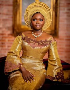 Elegant Gold Evening Set, Gold Fitted Sets For Evening, Elegant Fitted Sets For Banquets, Gold Fitted Evening Sets, Traditional Gold Evening Sets, Formal Fitted Gold Sets, Gold Fitted Formal Sets, Elegant Long Sleeve Sets For Banquet, Elegant Gold Sets For Festive Occasions