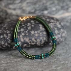 Green Beaded Bracelets With Lobster Clasp As Gift, Green Beaded Bracelet As Gift, Green Beaded Bracelet With Tiny Beads As Gift, Bracelets Tutorial, Beaded Bracelets Tutorial, Beaded Crafts, Bracelet Tutorial, Green Bead, Gorgeous Earrings