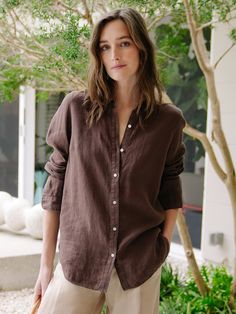 Scoop up our airy linen shirt with a high-low hem and slightly more relaxed fit. We feel a bit more loosened up just looking at it. | J.McLaughlin Women's Britt Linen Shirt Dark Brown, Size Small Linen Shirts Women Outfits, Linen Shirt Outfit Women, Linen Shirt Outfit, Linen Style Fashion, Trendy Dresses Summer, Linen Shirts Women, Brown Shirt, Brown Outfit, J Mclaughlin