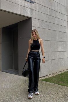 Arcade Bar Outfit, Night Luxe Outfits, Minimalism Outfit, Outfit Night Club, Leather Pants Outfit, Causual Outfits, Outfits Casuales, Cute Casual Outfits, Classy Outfits