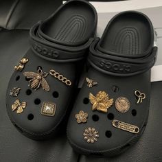 Crocs With Jibbitz, Angel Accessories, Bee Shoes, Boys Diy, Unique Shoe, Black Crocs, Crocs Fashion, Shoe Decorations, Shoe Buckle