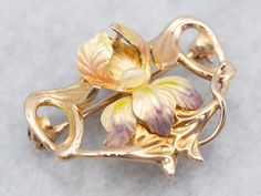 ¡Este broche es precioso! El iris esmaltado está rodeado de cálidos remolinos de oro amarillo. El iris en sí está bellamente detallado, con toques de lavanda, verde y rosa. ¡Listo para usar o regalar!

 Metal: oro amarillo de 10 quilates.
 Material: esmalte
 Medidas: 24,7 x 18,1 mm
 Marcas: "10K" estampada en el reverso. Iris Jewelry, Art Nouveau Pendant, Vintage Rhinestone Brooch, Lavender Green, Gold Brooch, Victorian Gold, Heart Brooch, Jewelry Bridal, Gold Brooches