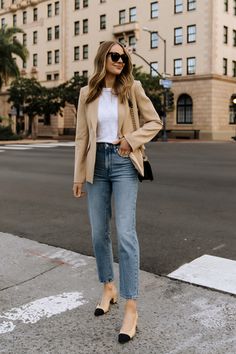 How To Create A Smart-Casual Capsule Wardrobe: 10 Pieces / 9 Outfits - Classy Yet Trendy Camel Blazer Outfit, Blazer Outfits Women, Mode Ab 50, Camel Blazer, Smart Casual Wardrobe, Chique Outfit, Classy Yet Trendy, Smart Casual Women, Smart Casual Work Outfit