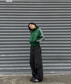 dani수민 (@danisoomin) • Fotos e vídeos do Instagram Adidas Superstar Outfit, Superstar Outfit, Sweater Ootd, Celana Fashion, Samba Outfit, Street Wear Outfits, Outfits Streetwear, Clothing Outfits, Bags Vintage