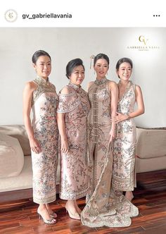 Chinese Bridesmaid Dresses, Sangjit Dress Modern, Cheongsam Sangjit, Sangjit Dress, Chinese Style Wedding Dress, Modern Chinese Wedding Dress, Formal Wedding Guest Attire, Chinese Wedding Dress Traditional, Simple White Dress