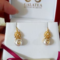 Nib Fabulous Galatea Diamond In A Pearl Earrings Set In Solid 14k Gold Heavy Setting. These Earrings Were Purchased About 15 Years Ago And Never Worn. Setting Is Much Heavier Than How They Make Them Today. - Please Note That The Hinge On The Box Is Broken. Elegant Pearl Earrings With Diamond Accents For Anniversary, Elegant Yellow Gold Earrings For Formal Occasions, Elegant White Diamond Earrings, Gold Diamond Pearl Earrings As Gift, Elegant White Diamond Earrings With Accents, Exquisite Gold Pearl Earrings With Diamond Accents, Gold Pearl Earrings With Diamond Accents For Formal Occasions, Formal Gold Pearl Earrings With Diamond Accents, Elegant Diamond Earrings For Anniversary