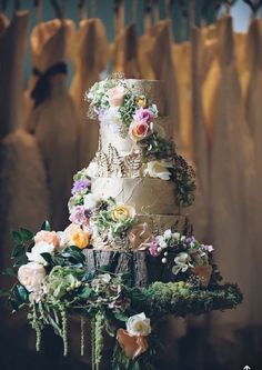 two different pictures of a wedding cake with flowers on the top and bottom, in front of a wooden fence