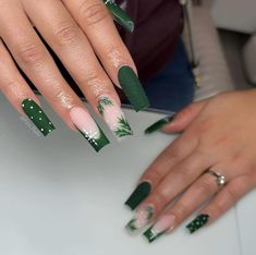 Mistletoe Nails Acrylic, Thanksgiving Coffin Nails, Thanksgiving Acrylic Nail Designs, Green Nails Classy, Winter Green Nails, Funky Christmas Nails, Elfs Christmas, Gingerbread Santa, Snowflake Snowman