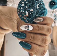 Stylish Christmas Nails, Christmas Nail Art Blue, Blue Christmas Nail Art, Nails December 2022, Winter Nails 2022 Trends Acrylic, Noel Nail Art, Christmas Nails 2022 Trends, Blue Nails Christmas, Blue Xmas Nails