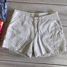 Y2k / early 00s Bkle khaki cargo chino mid waist shorts. Great vintage condition! very light wear and no flaws.  Labeled size 27 (see measurements) Measurements (laid flat): Waist: 14.5" Hips: 20.5" Length: 12" at front, 14" at back  Leg width at bottom: 11.5" Inseam: 3.5" Khaki Cargo Shorts, Shorts Cargo, Chino Shorts, Label Sizes, Cargo Shorts, Short Outfits, Womens Shorts, Clothes For Women, How To Wear