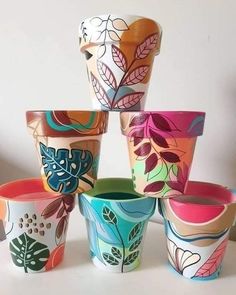 there are many cups that have different designs on them