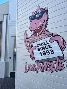 a sign on the side of a building that says chili since 1933 los angeles's