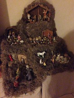 a nativity scene is displayed on the back of a toilet