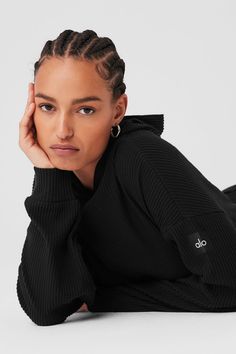 Stay seriously comfy from studio to street to lounge. The Muse Hoodie is made with a soft ribbed knit and has a relaxed, cropped silhouette and slits at sides. Pair it with the matching sweatpant to master off-duty.