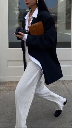 Business Professional Fashion, Walking Down The Street, Mode Inspiration, White Pants, Winter Fashion Outfits