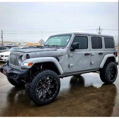 a gray jeep parked in a parking lot