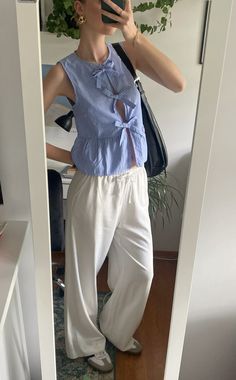 summer outfit idea with white linen pants, adidas samba and cute top with bows🎀 #summer #ootd #outfit Linen Pants Work Outfit, Samba Summer Outfit, White Samba Outfit, Linen Pants Work, White Linen Pants Outfit, Blue And White Outfits, Linen Outfits, Daily Fits, Top Azul