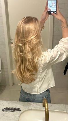 #blowout #layers #blondhair Short Layers Blowout, Blowout Hair Natural Styles Long, Flippy Blowout, Blow Outfit Hair Medium, Short Blowout Hair, 90s Layered Haircut, Simple Blowout, Blowout Layers