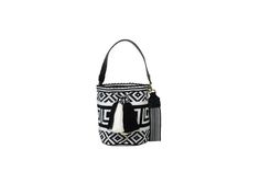 Mochila en colores blanco y negro, tejida a mano por mujeres pertenecientes a la tribu Wayuu de la alta guajira Colombiana, con accesorios en cuero grabado color negro elaborados por maestros artesanos marroquineros. Incluye dos straps intercambiables, uno en cuero y el otro tejido, ambos elaborados a mano con la mayor dedicación. La mochila está adornada con herrería fina de la más alta calidad Mini Handbags, Handbag Straps, Deep Blue, Medium Size, Chelsea, Handbags, Color