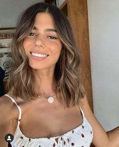 Balayage With Medium Brown Hair, Highlight Medium Length Hair, Brunette Hair With Light Brown Balayage, Balayage Hair Brown Short, Shoulder Hair Balayage, Medium Length Brown Hair With Balayage, Medium Haircut Balayage, Edwards And Co, Short Hair Cuts Brunette