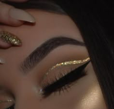 Pinterest: @therachelgarcia ➵ Maquillage Yeux Cut Crease, Birthday Makeup Looks, Gold Eyeliner, Gold Makeup Looks, Eye Makeup Images, Gold Eye Makeup, Prom Eye Makeup, Birthday Makeup, Eye Makeup Pictures