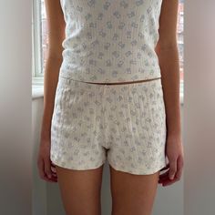 Super Soft Cotton Sweatshorts In Ivory With Light Blue Teddy Bear Print And An Elastic Waistband. Fabrics: 100% Cotton Measurement: 9.5" (24cm) Rise, 2" (5cm) Inseam, 28" (71cm)Waist (Stretches) Made In: Europe Long Sweat Shorts, Grey Sweat Shorts, Brandy Melville Jeans, Rolled Cuff Jeans, Teddy Bear Print, Blue Teddy Bear, Brandy Melville Shorts, Waist Stretches, Black Short Dress