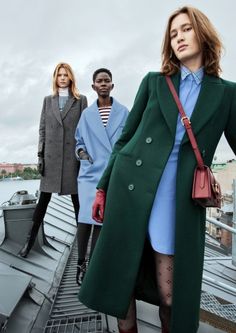 Green Coat Outfit Winter, Vinter Mode Outfits, Dark Green Coat, Long Coat Outfit, Green Wool Coat, Winter Coat Outfits, Winter Typ, Color Combinations For Clothes